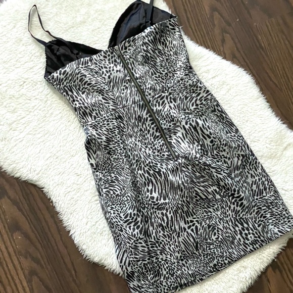 Guess short fitted dress - Picture 2 of 3